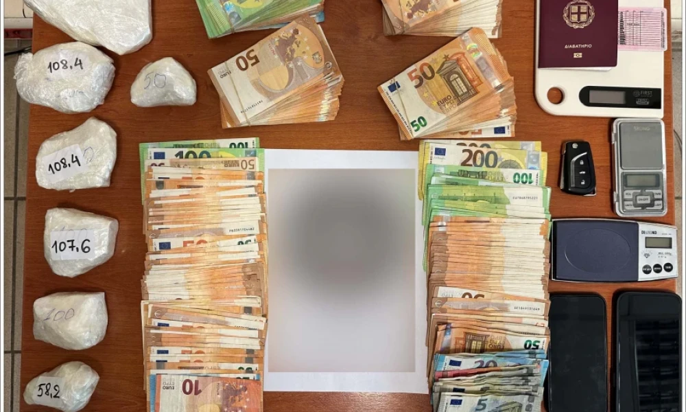 Θεσσαλονίκη: Συνέλαβαν δύο άντρες που κρατούσαν στο αυτοκίνητο τους πάνω από ένα κιλό κοκαΐνης